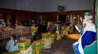 Els infants no van poder tocar els Reis, però sí fer-s'hi fotos