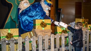 Els infants no van poder tocar els Reis, però sí fer-s'hi fotos