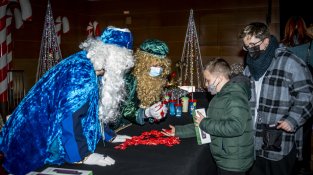 Els infants no van poder tocar els Reis, però sí fer-s'hi fotos