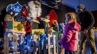 Els infants no van poder tocar els Reis, però sí fer-s'hi fotos