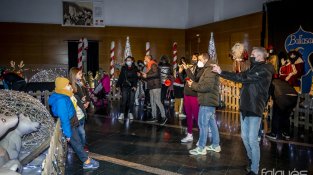 Els infants no van poder tocar els Reis, però sí fer-s'hi fotos