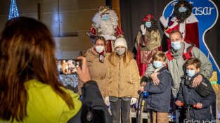 Els infants no van poder tocar els Reis, però sí fer-s'hi fotos