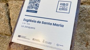 Els totems inclouen codis QR amb informació