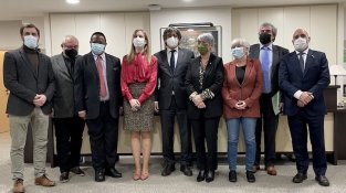 Una representació de les autoritats que van assistir a la inauguració