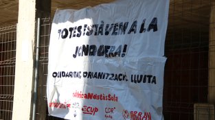 Pancarta que van penjar a davant dels jutjats