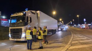 Piquets informatius a la rotonda de Can Quartos