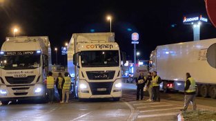 Piquets informatius a la rotonda de Can Quartos