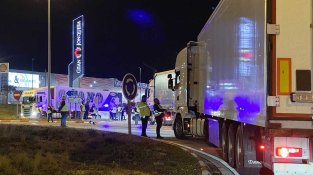 Piquets informatius a la rotonda de Can Quartos