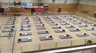 Van dormir i menjar al pavelló