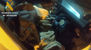 Troben 312 plantes de marihuana i 39,7 kg d'haixix en dos cotxes