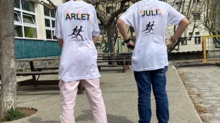 L'escola els ha dissenyat una samarreta