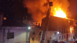 Desenes de persones van sortir al carrer