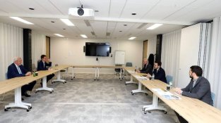 Un instant de la reunió celebrada dilluns a París