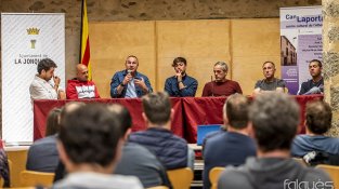 El debat es va fer als Porxos de Can Laporta