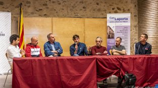 El debat es va fer als Porxos de Can Laporta