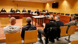 Els set acusats, aquest matí, a l'Audiència de Girona
