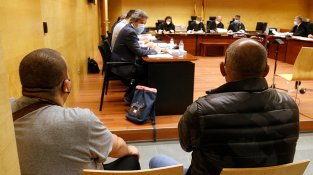 Els set acusats, aquest matí, a l'Audiència de Girona