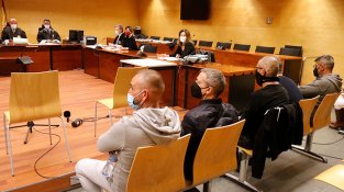 Els set acusats, aquest matí, a l'Audiència de Girona
