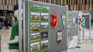 L'exposició inclou fotos de diverses èpoques