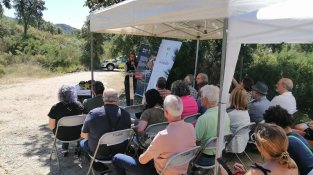 La inauguració, amb propietaris, veïns i polítics