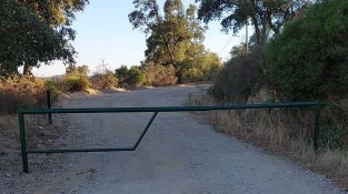 Camí de santa Llúcia avui. Una barrera n'impedeix el pas per l'elevat risc d'incendi