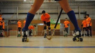 Una setantena de nens converteixen la Jonquera en el feu de l'hoquei base