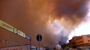 Una de les primeres imatges del foc tocant a la Jonquera