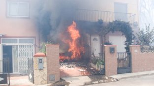 La casa del carrer Prat de Malagrava en flames