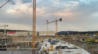 Els obrers ja treballen en la planta baixa
