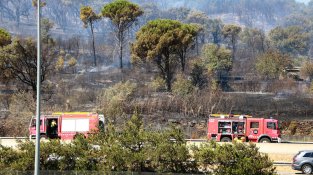 Els Bombers continuen remullant la zona
