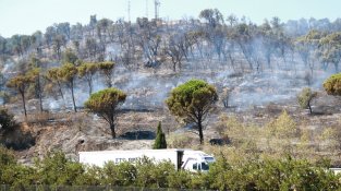 Els Bombers continuen remullant la zona
