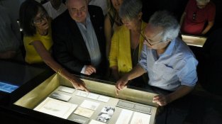 La comitiva es va passejar pel museu durant una hora