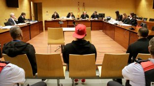 Els acusats, durant el judici