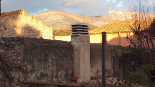 Les muntanyes que envolten Agullana, també emblanquinades