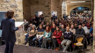 El local es va omplir de gom a gom