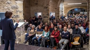 El local es va omplir de gom a gom