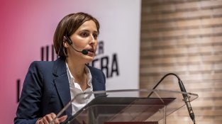 El local es va omplir de gom a gom