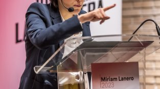 El local es va omplir de gom a gom