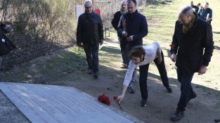 Ofrena floral al coll de Lli