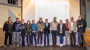 Foto de família amb autoritats i personalitats assistents