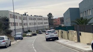 L'immoble està ubicat al principi del carrer