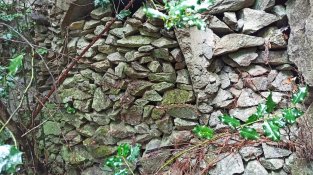 Només una de les tres construccions es manté intacta