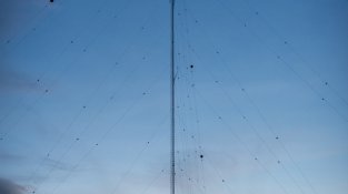 Les antenes són visibles des de quilòmetres de distància