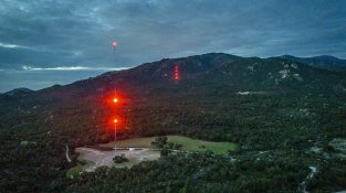 Les antenes són visibles des de quilòmetres de distància