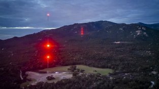 Les antenes són visibles des de quilòmetres de distància