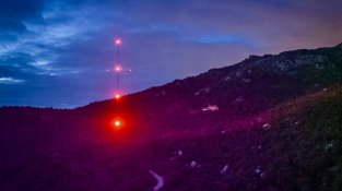 Les antenes són visibles des de quilòmetres de distància