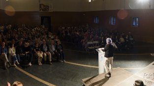 Desenes de persones es van concentrar a la sala de la Societat