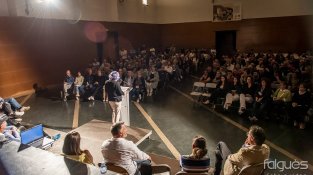 Desenes de persones es van concentrar a la sala de la Societat