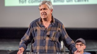 Desenes de persones es van concentrar a la sala de la Societat