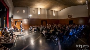 Desenes de persones es van concentrar a la sala de la Societat